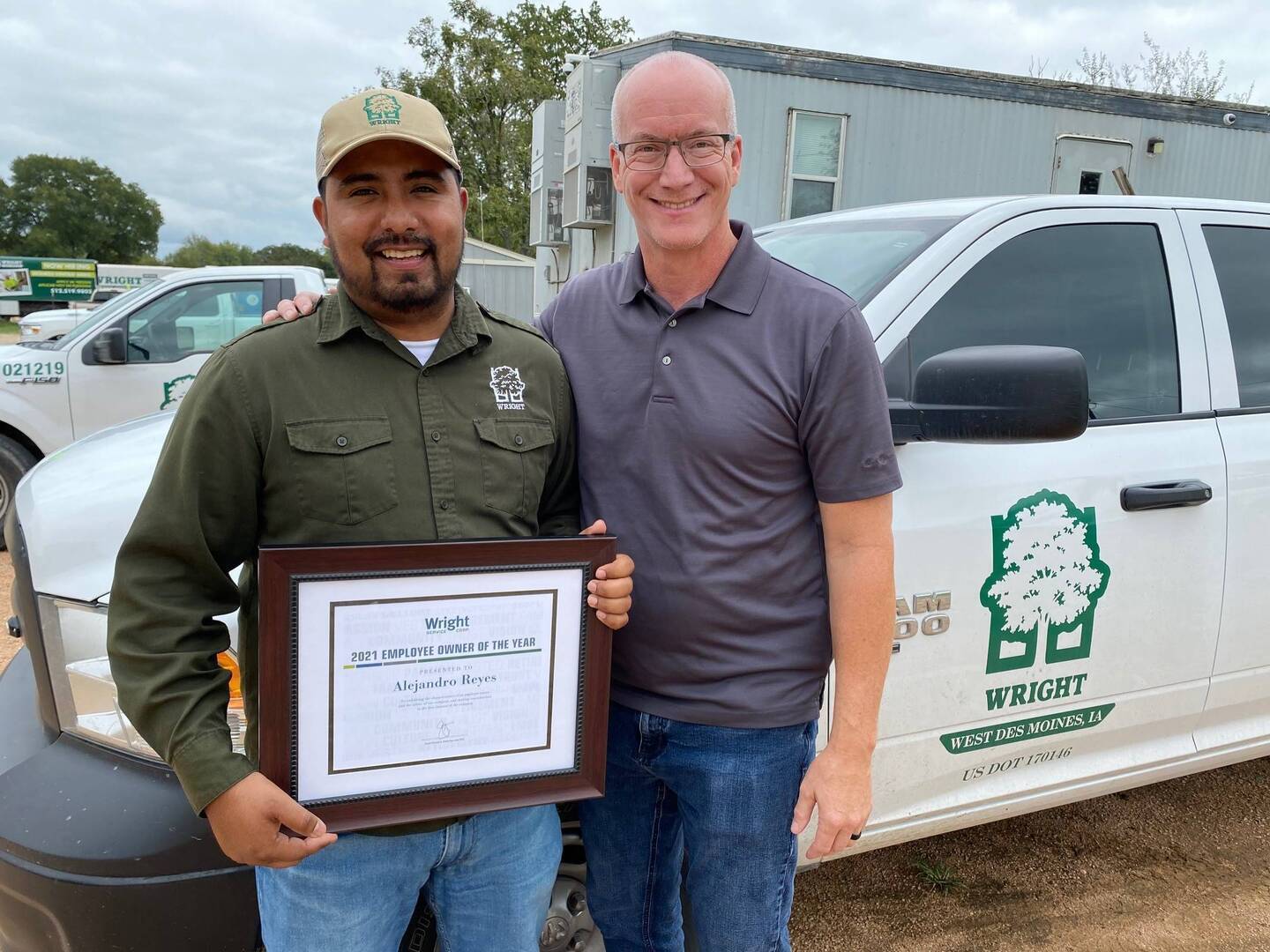 2021 Employee Owner of the Year Alejandro Reyes and Division Manager Joe Partridge
